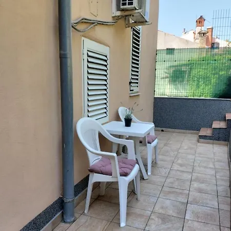 Apartma Rozi *